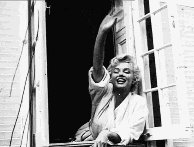 Marilyn Monroe waving